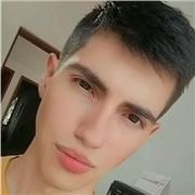 Profesor de batería imparte clase a niños de todas las edades